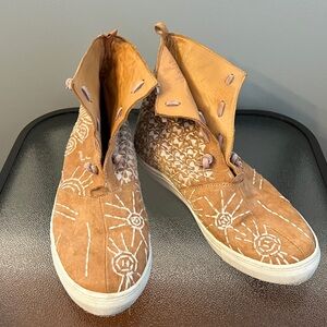 Free People Tan Gansvoort Embroidered Suede Hi Top Moccasin Sneaker Sz 39 US 8.5